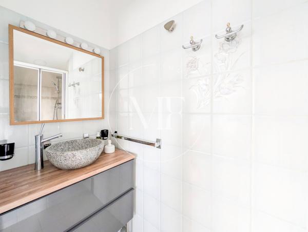 Maison
         5 pièces
        - 160 m² Exclusivité 899 000 € *