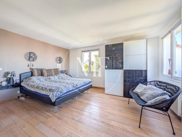 Maison
         5 pièces
        - 160 m² Exclusivité 899 000 € *