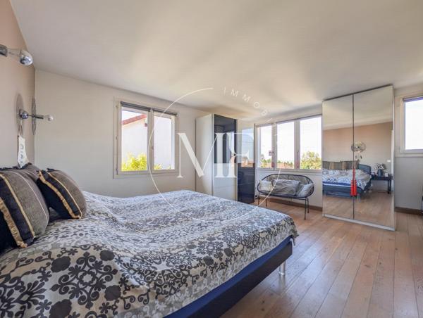 Maison
         5 pièces
        - 160 m² Exclusivité 899 000 € *
