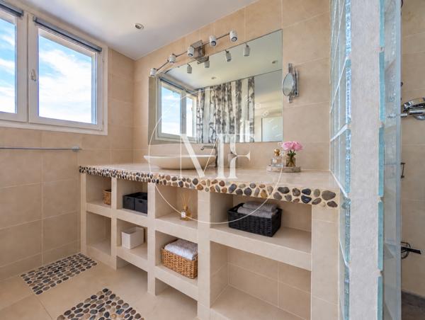 Maison
         5 pièces
        - 160 m² Exclusivité 899 000 € *