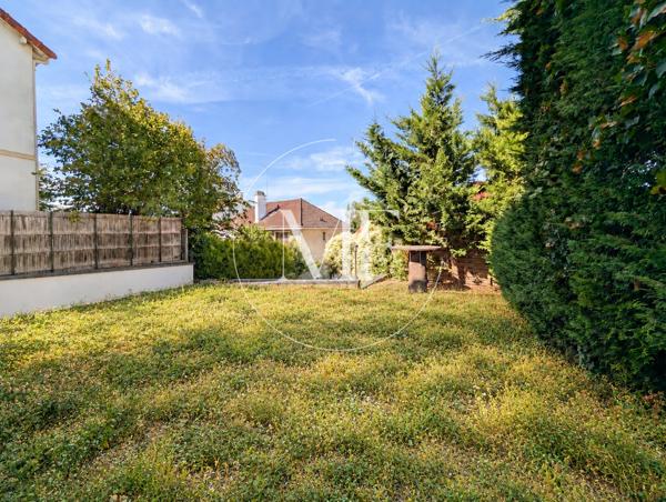 Maison
         5 pièces
        - 160 m² Exclusivité 899 000 € *