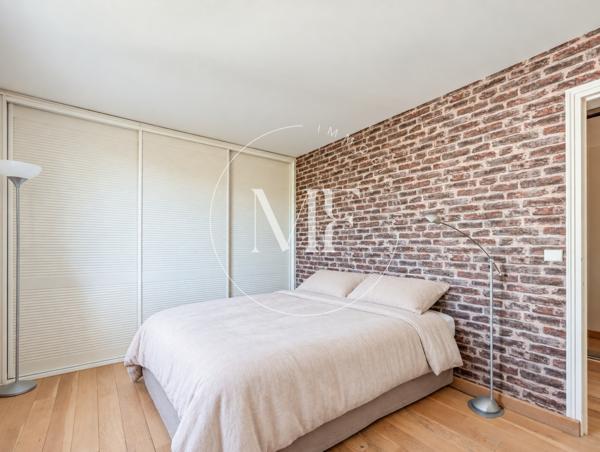 Maison
         5 pièces
        - 160 m² Exclusivité 899 000 € *