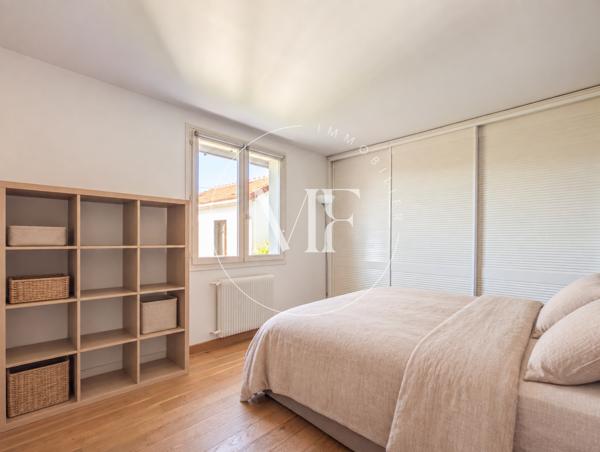 Maison
         5 pièces
        - 160 m² Exclusivité 899 000 € *