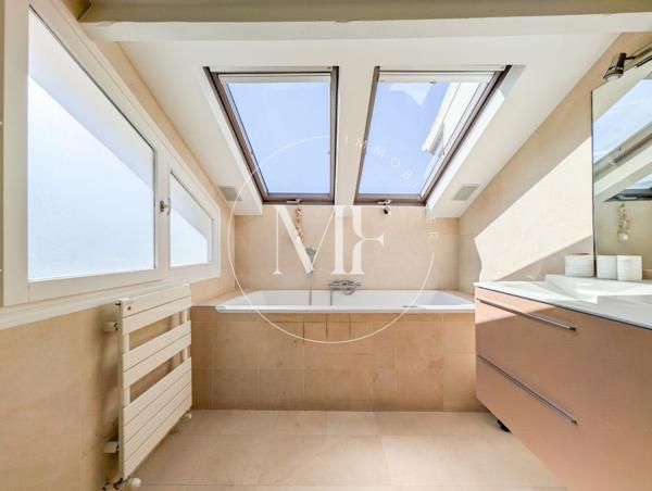 Maison
         5 pièces
        - 160 m² Exclusivité 899 000 € *
