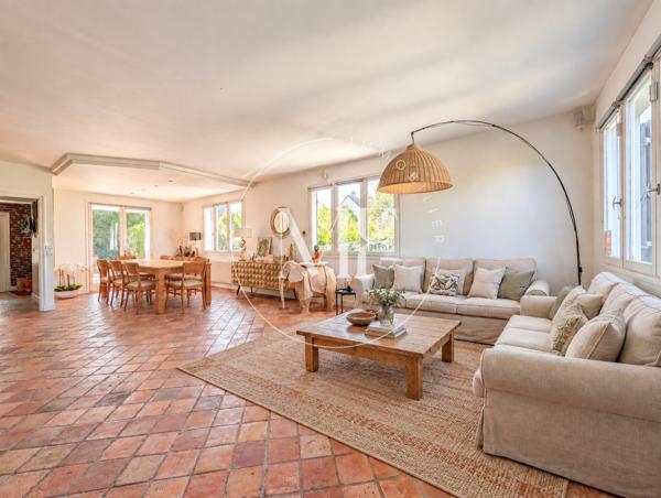 Maison
         5 pièces
        - 160 m² Exclusivité 899 000 € *