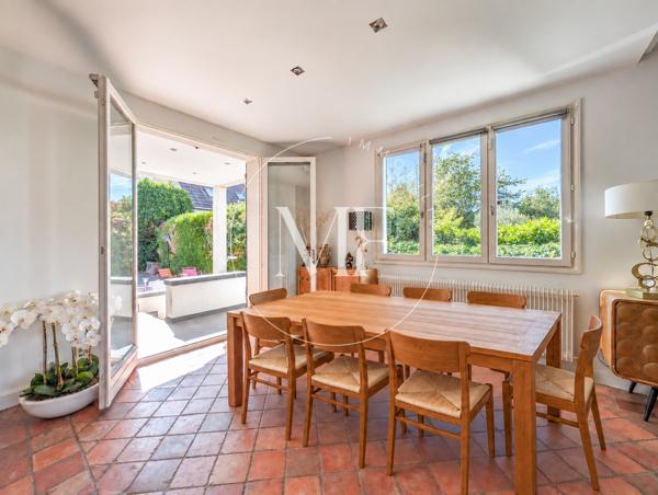 Maison
         5 pièces
        - 160 m² Exclusivité 899 000 € *