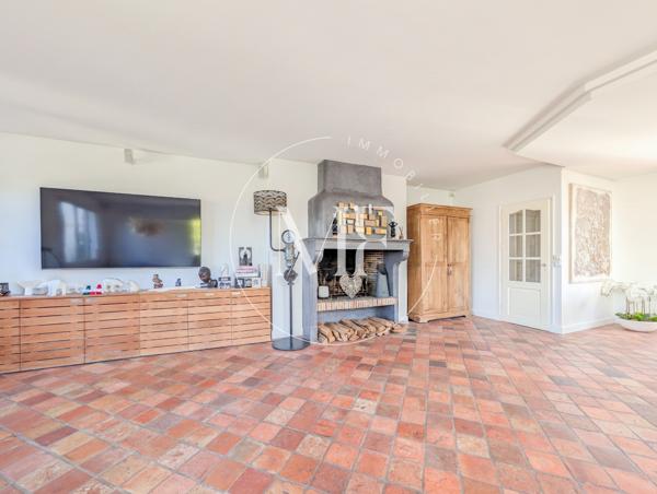 Maison
         5 pièces
        - 160 m² Exclusivité 899 000 € *