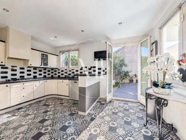 Maison
         5 pièces
        - 160 m² Exclusivité 899 000 € *