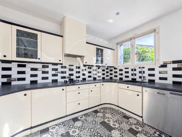 Maison
         5 pièces
        - 160 m² Exclusivité 899 000 € *
