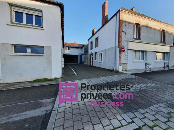 OMBREE D ANJOU - MURS COMMERCIAUX LOUES  210 m²