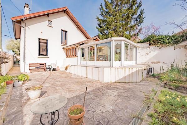 Maison sur sous-sol total / double garage indépendant / véranda / jardin