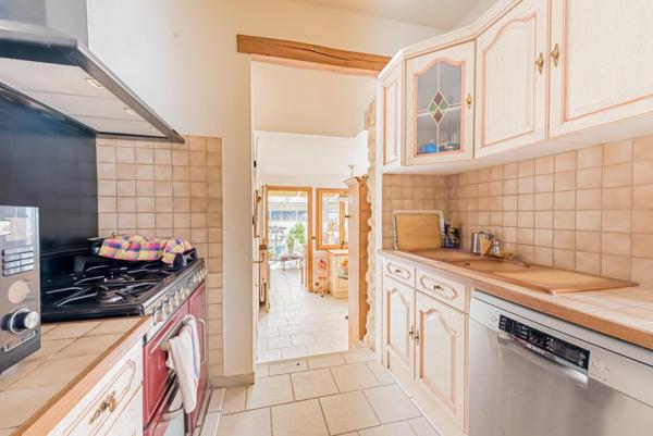 Maison sur sous-sol total / double garage indépendant / véranda / jardin