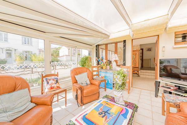 Maison sur sous-sol total / double garage indépendant / véranda / jardin