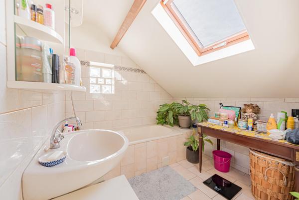 Maison sur sous-sol total / double garage indépendant / véranda / jardin