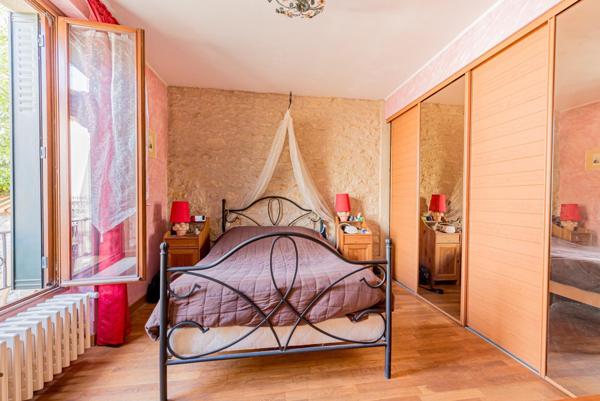 Maison sur sous-sol total / double garage indépendant / véranda / jardin