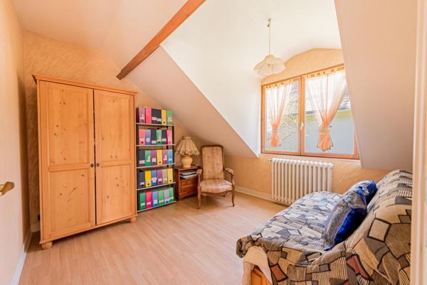 Maison sur sous-sol total / double garage indépendant / véranda / jardin