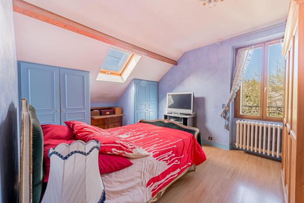 Maison sur sous-sol total / double garage indépendant / véranda / jardin