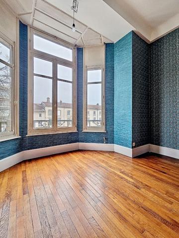 charmant F4 _ moulures _ cheminées _ grand espace de vie _ terrasse