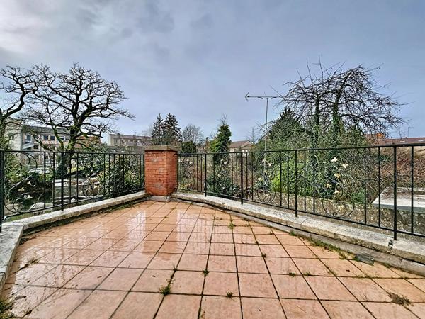 charmant F4 _ moulures _ cheminées _ grand espace de vie _ terrasse