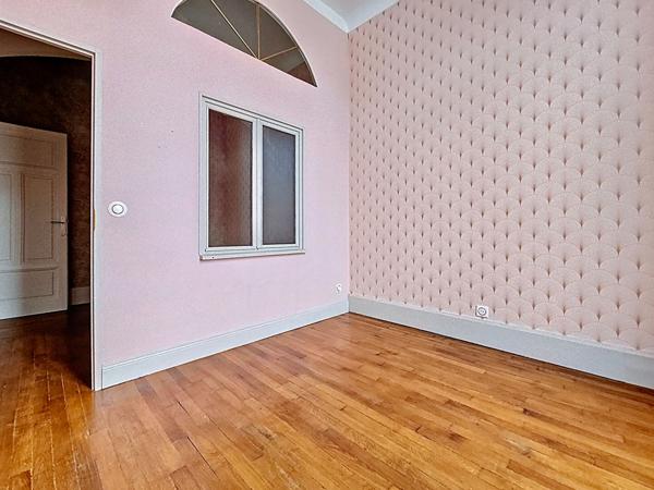 charmant F4 _ moulures _ cheminées _ grand espace de vie _ terrasse