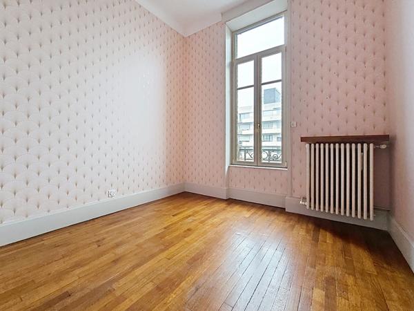 charmant F4 _ moulures _ cheminées _ grand espace de vie _ terrasse