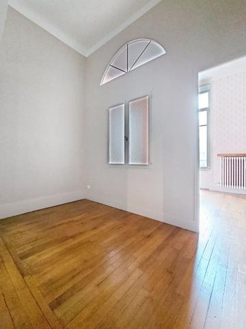 charmant F4 _ moulures _ cheminées _ grand espace de vie _ terrasse