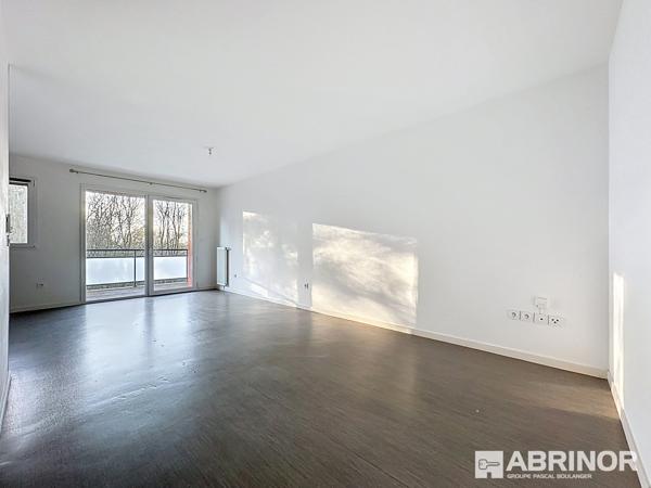 Appartement de type 3 de 2015 exposé S/O avec balcon et parking - 2 chambres - Cadre exceptionnel. COMINES
