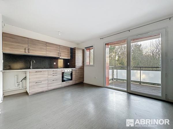 Appartement de type 3 de 2015 exposé S/O avec balcon et parking - 2 chambres - Cadre exceptionnel. COMINES
