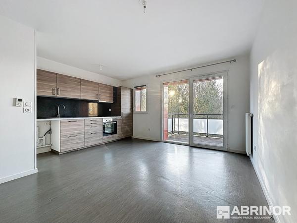 Appartement de type 3 de 2015 exposé S/O avec balcon et parking - 2 chambres - Cadre exceptionnel. COMINES