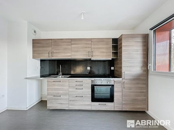 Appartement de type 3 de 2015 exposé S/O avec balcon et parking - 2 chambres - Cadre exceptionnel. COMINES