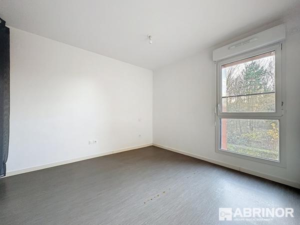 Appartement de type 3 de 2015 exposé S/O avec balcon et parking - 2 chambres - Cadre exceptionnel. COMINES