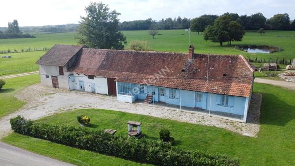 Ancienne ferme située entre CHALON-SUR-SAONE et LONS-LE-SAUNIER proche LOUHANS et ses 157 arcades à 25 minutes de l'autoroute A39 et 30 minutes de l'A6