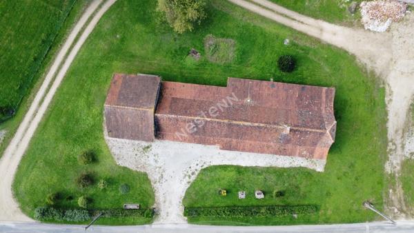 Ancienne ferme située entre CHALON-SUR-SAONE et LONS-LE-SAUNIER proche LOUHANS et ses 157 arcades à 25 minutes de l'autoroute A39 et 30 minutes de l'A6