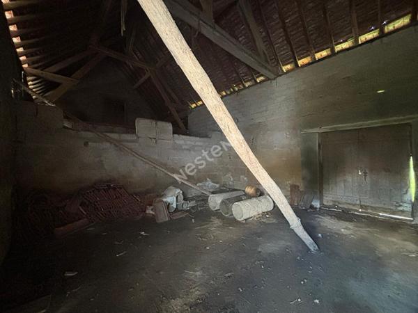 Ancienne ferme située entre CHALON-SUR-SAONE et LONS-LE-SAUNIER proche LOUHANS et ses 157 arcades à 25 minutes de l'autoroute A39 et 30 minutes de l'A6