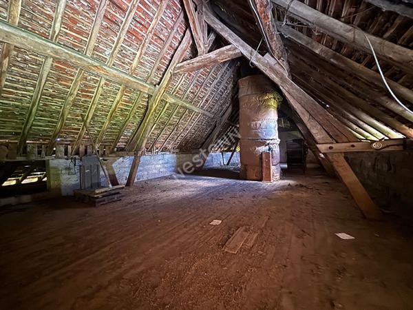 Ancienne ferme située entre CHALON-SUR-SAONE et LONS-LE-SAUNIER proche LOUHANS et ses 157 arcades à 25 minutes de l'autoroute A39 et 30 minutes de l'A6