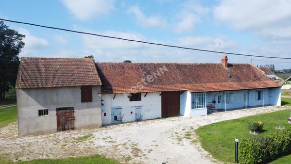 Ancienne ferme située entre CHALON-SUR-SAONE et LONS-LE-SAUNIER proche LOUHANS et ses 157 arcades à 25 minutes de l'autoroute A39 et 30 minutes de l'A6