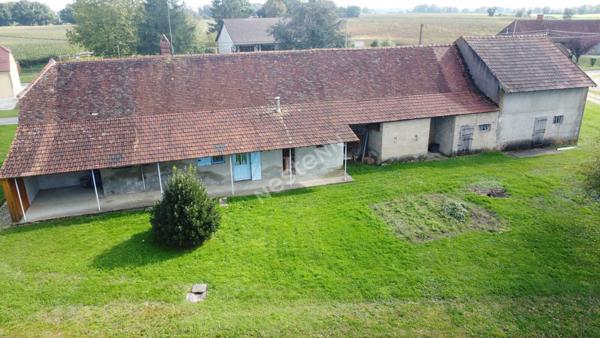 Ancienne ferme située entre CHALON-SUR-SAONE et LONS-LE-SAUNIER proche LOUHANS et ses 157 arcades à 25 minutes de l'autoroute A39 et 30 minutes de l'A6