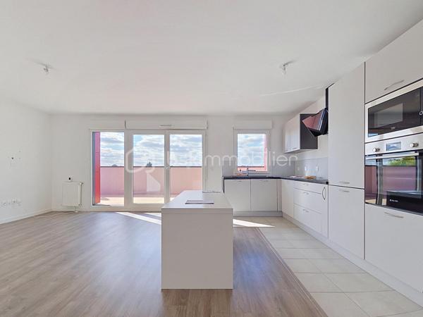 Venez découvrir ce bel appartement, très LUMINEUX situé 5ème et dernier étage, avec ascenseur.
Noisiel, face au parc, dans une résidence de STANDING de 2020, calme et sécurisée.
Proche de toutes commodités ( supermarchés, écoles, médecin, et gare RER A à 10 minutes à pied), vous pourrez découvrir ce grand 4 pièces avec sa magnifique terrasse et sa vue dégagée exposition Ouest.

Il se compose d'une entrée avec rangements, un salon ouvert sur une cuisine moderne équipée, de trois chambres avec rangements dont 1 suite parentale avec sa propre salle d'eau, une deuxième salle d'eau.
Une grande terrasse exposition Ouest sans vis à vis, avec vue tour Eiffel.
Deux places de parking en sous-sol.
*Les charges comprennent eau froide, eau chaude et chauffage inclus.

Les atouts:
- Grande terrasse sans vis à vis exposition Ouest, avec vue dégagée,
- Aucun travaux à prévoir,
- Décoration soignée, prestations de qualité, agencement des espaces optimisé...
- DPE C,
- Résidence calme et sécurisée,
- Juste en face du parc de Noisiel, idéal pour les sportifs ou tout simplement de belles balade en foret.
- Local à vélos.
***Accordez-vous une simple visite et laissez-vous charmer !