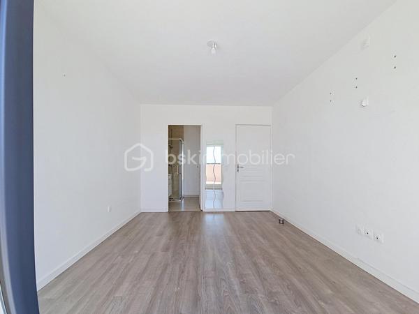 Venez découvrir ce bel appartement, très LUMINEUX situé 5ème et dernier étage, avec ascenseur.
Noisiel, face au parc, dans une résidence de STANDING de 2020, calme et sécurisée.
Proche de toutes commodités ( supermarchés, écoles, médecin, et gare RER A à 10 minutes à pied), vous pourrez découvrir ce grand 4 pièces avec sa magnifique terrasse et sa vue dégagée exposition Ouest.

Il se compose d'une entrée avec rangements, un salon ouvert sur une cuisine moderne équipée, de trois chambres avec rangements dont 1 suite parentale avec sa propre salle d'eau, une deuxième salle d'eau.
Une grande terrasse exposition Ouest sans vis à vis, avec vue tour Eiffel.
Deux places de parking en sous-sol.
*Les charges comprennent eau froide, eau chaude et chauffage inclus.

Les atouts:
- Grande terrasse sans vis à vis exposition Ouest, avec vue dégagée,
- Aucun travaux à prévoir,
- Décoration soignée, prestations de qualité, agencement des espaces optimisé...
- DPE C,
- Résidence calme et sécurisée,
- Juste en face du parc de Noisiel, idéal pour les sportifs ou tout simplement de belles balade en foret.
- Local à vélos.
***Accordez-vous une simple visite et laissez-vous charmer !