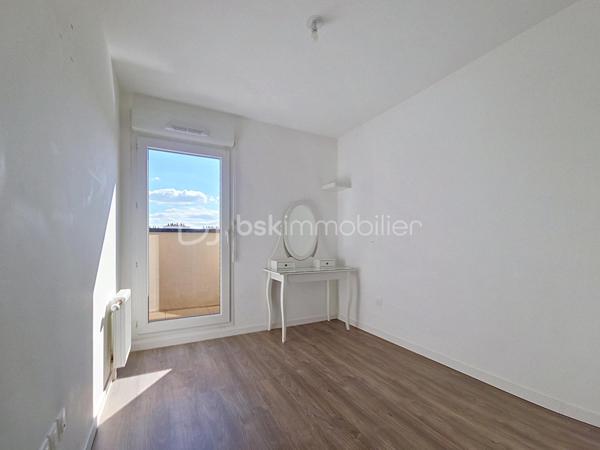 Venez découvrir ce bel appartement, très LUMINEUX situé 5ème et dernier étage, avec ascenseur.
Noisiel, face au parc, dans une résidence de STANDING de 2020, calme et sécurisée.
Proche de toutes commodités ( supermarchés, écoles, médecin, et gare RER A à 10 minutes à pied), vous pourrez découvrir ce grand 4 pièces avec sa magnifique terrasse et sa vue dégagée exposition Ouest.

Il se compose d'une entrée avec rangements, un salon ouvert sur une cuisine moderne équipée, de trois chambres avec rangements dont 1 suite parentale avec sa propre salle d'eau, une deuxième salle d'eau.
Une grande terrasse exposition Ouest sans vis à vis, avec vue tour Eiffel.
Deux places de parking en sous-sol.
*Les charges comprennent eau froide, eau chaude et chauffage inclus.

Les atouts:
- Grande terrasse sans vis à vis exposition Ouest, avec vue dégagée,
- Aucun travaux à prévoir,
- Décoration soignée, prestations de qualité, agencement des espaces optimisé...
- DPE C,
- Résidence calme et sécurisée,
- Juste en face du parc de Noisiel, idéal pour les sportifs ou tout simplement de belles balade en foret.
- Local à vélos.
***Accordez-vous une simple visite et laissez-vous charmer !