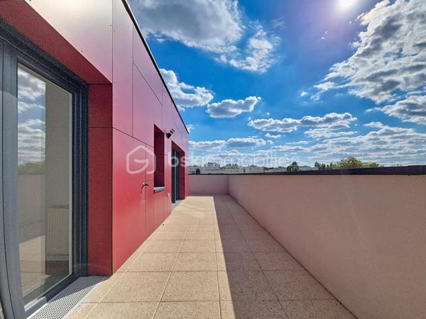 Venez découvrir ce bel appartement, très LUMINEUX situé 5ème et dernier étage, avec ascenseur.
Noisiel, face au parc, dans une résidence de STANDING de 2020, calme et sécurisée.
Proche de toutes commodités ( supermarchés, écoles, médecin, et gare RER A à 10 minutes à pied), vous pourrez découvrir ce grand 4 pièces avec sa magnifique terrasse et sa vue dégagée exposition Ouest.

Il se compose d'une entrée avec rangements, un salon ouvert sur une cuisine moderne équipée, de trois chambres avec rangements dont 1 suite parentale avec sa propre salle d'eau, une deuxième salle d'eau.
Une grande terrasse exposition Ouest sans vis à vis, avec vue tour Eiffel.
Deux places de parking en sous-sol.
*Les charges comprennent eau froide, eau chaude et chauffage inclus.

Les atouts:
- Grande terrasse sans vis à vis exposition Ouest, avec vue dégagée,
- Aucun travaux à prévoir,
- Décoration soignée, prestations de qualité, agencement des espaces optimisé...
- DPE C,
- Résidence calme et sécurisée,
- Juste en face du parc de Noisiel, idéal pour les sportifs ou tout simplement de belles balade en foret.
- Local à vélos.
***Accordez-vous une simple visite et laissez-vous charmer !