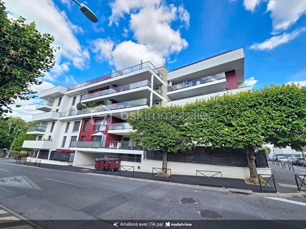 Venez découvrir ce bel appartement, très LUMINEUX situé 5ème et dernier étage, avec ascenseur.
Noisiel, face au parc, dans une résidence de STANDING de 2020, calme et sécurisée.
Proche de toutes commodités ( supermarchés, écoles, médecin, et gare RER A à 10 minutes à pied), vous pourrez découvrir ce grand 4 pièces avec sa magnifique terrasse et sa vue dégagée exposition Ouest.

Il se compose d'une entrée avec rangements, un salon ouvert sur une cuisine moderne équipée, de trois chambres avec rangements dont 1 suite parentale avec sa propre salle d'eau, une deuxième salle d'eau.
Une grande terrasse exposition Ouest sans vis à vis, avec vue tour Eiffel.
Deux places de parking en sous-sol.
*Les charges comprennent eau froide, eau chaude et chauffage inclus.

Les atouts:
- Grande terrasse sans vis à vis exposition Ouest, avec vue dégagée,
- Aucun travaux à prévoir,
- Décoration soignée, prestations de qualité, agencement des espaces optimisé...
- DPE C,
- Résidence calme et sécurisée,
- Juste en face du parc de Noisiel, idéal pour les sportifs ou tout simplement de belles balade en foret.
- Local à vélos.
***Accordez-vous une simple visite et laissez-vous charmer !