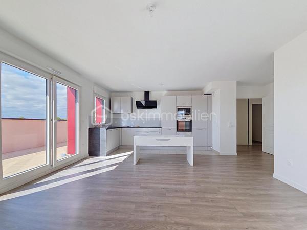 Venez découvrir ce bel appartement, très LUMINEUX situé 5ème et dernier étage, avec ascenseur.
Noisiel, face au parc, dans une résidence de STANDING de 2020, calme et sécurisée.
Proche de toutes commodités ( supermarchés, écoles, médecin, et gare RER A à 10 minutes à pied), vous pourrez découvrir ce grand 4 pièces avec sa magnifique terrasse et sa vue dégagée exposition Ouest.

Il se compose d'une entrée avec rangements, un salon ouvert sur une cuisine moderne équipée, de trois chambres avec rangements dont 1 suite parentale avec sa propre salle d'eau, une deuxième salle d'eau.
Une grande terrasse exposition Ouest sans vis à vis, avec vue tour Eiffel.
Deux places de parking en sous-sol.
*Les charges comprennent eau froide, eau chaude et chauffage inclus.

Les atouts:
- Grande terrasse sans vis à vis exposition Ouest, avec vue dégagée,
- Aucun travaux à prévoir,
- Décoration soignée, prestations de qualité, agencement des espaces optimisé...
- DPE C,
- Résidence calme et sécurisée,
- Juste en face du parc de Noisiel, idéal pour les sportifs ou tout simplement de belles balade en foret.
- Local à vélos.
***Accordez-vous une simple visite et laissez-vous charmer !