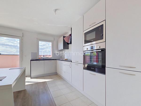 Venez découvrir ce bel appartement, très LUMINEUX situé 5ème et dernier étage, avec ascenseur.
Noisiel, face au parc, dans une résidence de STANDING de 2020, calme et sécurisée.
Proche de toutes commodités ( supermarchés, écoles, médecin, et gare RER A à 10 minutes à pied), vous pourrez découvrir ce grand 4 pièces avec sa magnifique terrasse et sa vue dégagée exposition Ouest.

Il se compose d'une entrée avec rangements, un salon ouvert sur une cuisine moderne équipée, de trois chambres avec rangements dont 1 suite parentale avec sa propre salle d'eau, une deuxième salle d'eau.
Une grande terrasse exposition Ouest sans vis à vis, avec vue tour Eiffel.
Deux places de parking en sous-sol.
*Les charges comprennent eau froide, eau chaude et chauffage inclus.

Les atouts:
- Grande terrasse sans vis à vis exposition Ouest, avec vue dégagée,
- Aucun travaux à prévoir,
- Décoration soignée, prestations de qualité, agencement des espaces optimisé...
- DPE C,
- Résidence calme et sécurisée,
- Juste en face du parc de Noisiel, idéal pour les sportifs ou tout simplement de belles balade en foret.
- Local à vélos.
***Accordez-vous une simple visite et laissez-vous charmer !