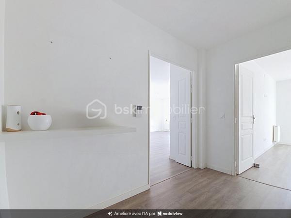 Venez découvrir ce bel appartement, très LUMINEUX situé 5ème et dernier étage, avec ascenseur.
Noisiel, face au parc, dans une résidence de STANDING de 2020, calme et sécurisée.
Proche de toutes commodités ( supermarchés, écoles, médecin, et gare RER A à 10 minutes à pied), vous pourrez découvrir ce grand 4 pièces avec sa magnifique terrasse et sa vue dégagée exposition Ouest.

Il se compose d'une entrée avec rangements, un salon ouvert sur une cuisine moderne équipée, de trois chambres avec rangements dont 1 suite parentale avec sa propre salle d'eau, une deuxième salle d'eau.
Une grande terrasse exposition Ouest sans vis à vis, avec vue tour Eiffel.
Deux places de parking en sous-sol.
*Les charges comprennent eau froide, eau chaude et chauffage inclus.

Les atouts:
- Grande terrasse sans vis à vis exposition Ouest, avec vue dégagée,
- Aucun travaux à prévoir,
- Décoration soignée, prestations de qualité, agencement des espaces optimisé...
- DPE C,
- Résidence calme et sécurisée,
- Juste en face du parc de Noisiel, idéal pour les sportifs ou tout simplement de belles balade en foret.
- Local à vélos.
***Accordez-vous une simple visite et laissez-vous charmer !
