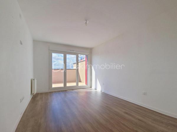 Venez découvrir ce bel appartement, très LUMINEUX situé 5ème et dernier étage, avec ascenseur.
Noisiel, face au parc, dans une résidence de STANDING de 2020, calme et sécurisée.
Proche de toutes commodités ( supermarchés, écoles, médecin, et gare RER A à 10 minutes à pied), vous pourrez découvrir ce grand 4 pièces avec sa magnifique terrasse et sa vue dégagée exposition Ouest.

Il se compose d'une entrée avec rangements, un salon ouvert sur une cuisine moderne équipée, de trois chambres avec rangements dont 1 suite parentale avec sa propre salle d'eau, une deuxième salle d'eau.
Une grande terrasse exposition Ouest sans vis à vis, avec vue tour Eiffel.
Deux places de parking en sous-sol.
*Les charges comprennent eau froide, eau chaude et chauffage inclus.

Les atouts:
- Grande terrasse sans vis à vis exposition Ouest, avec vue dégagée,
- Aucun travaux à prévoir,
- Décoration soignée, prestations de qualité, agencement des espaces optimisé...
- DPE C,
- Résidence calme et sécurisée,
- Juste en face du parc de Noisiel, idéal pour les sportifs ou tout simplement de belles balade en foret.
- Local à vélos.
***Accordez-vous une simple visite et laissez-vous charmer !