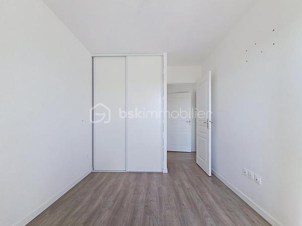 Venez découvrir ce bel appartement, très LUMINEUX situé 5ème et dernier étage, avec ascenseur.
Noisiel, face au parc, dans une résidence de STANDING de 2020, calme et sécurisée.
Proche de toutes commodités ( supermarchés, écoles, médecin, et gare RER A à 10 minutes à pied), vous pourrez découvrir ce grand 4 pièces avec sa magnifique terrasse et sa vue dégagée exposition Ouest.

Il se compose d'une entrée avec rangements, un salon ouvert sur une cuisine moderne équipée, de trois chambres avec rangements dont 1 suite parentale avec sa propre salle d'eau, une deuxième salle d'eau.
Une grande terrasse exposition Ouest sans vis à vis, avec vue tour Eiffel.
Deux places de parking en sous-sol.
*Les charges comprennent eau froide, eau chaude et chauffage inclus.

Les atouts:
- Grande terrasse sans vis à vis exposition Ouest, avec vue dégagée,
- Aucun travaux à prévoir,
- Décoration soignée, prestations de qualité, agencement des espaces optimisé...
- DPE C,
- Résidence calme et sécurisée,
- Juste en face du parc de Noisiel, idéal pour les sportifs ou tout simplement de belles balade en foret.
- Local à vélos.
***Accordez-vous une simple visite et laissez-vous charmer !