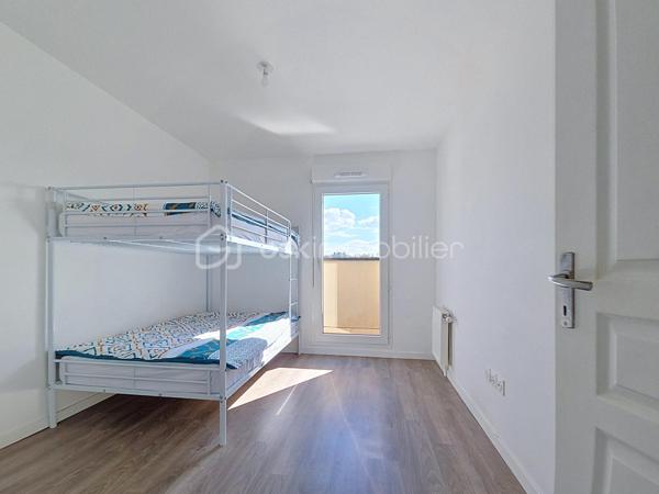 Venez découvrir ce bel appartement, très LUMINEUX situé 5ème et dernier étage, avec ascenseur.
Noisiel, face au parc, dans une résidence de STANDING de 2020, calme et sécurisée.
Proche de toutes commodités ( supermarchés, écoles, médecin, et gare RER A à 10 minutes à pied), vous pourrez découvrir ce grand 4 pièces avec sa magnifique terrasse et sa vue dégagée exposition Ouest.

Il se compose d'une entrée avec rangements, un salon ouvert sur une cuisine moderne équipée, de trois chambres avec rangements dont 1 suite parentale avec sa propre salle d'eau, une deuxième salle d'eau.
Une grande terrasse exposition Ouest sans vis à vis, avec vue tour Eiffel.
Deux places de parking en sous-sol.
*Les charges comprennent eau froide, eau chaude et chauffage inclus.

Les atouts:
- Grande terrasse sans vis à vis exposition Ouest, avec vue dégagée,
- Aucun travaux à prévoir,
- Décoration soignée, prestations de qualité, agencement des espaces optimisé...
- DPE C,
- Résidence calme et sécurisée,
- Juste en face du parc de Noisiel, idéal pour les sportifs ou tout simplement de belles balade en foret.
- Local à vélos.
***Accordez-vous une simple visite et laissez-vous charmer !