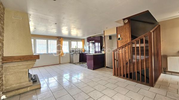Vous recherchez un cadre de vie pratique, familial et lumineux ?
Découvrez cette maison mitoyenne de 78 m² Loi Carrez, fonctionnelle avec un extérieur idéal pour profiter des beaux jours.
Sa situation géographique idéale permet en 18 minutes à pied ou en seulement 5 minutes en bus d’accéder à la gare RER D.
Tout le parcours scolaire de la maternelle jusqu'au collège situé à proximité immédiate ainsi que les commerces de proximité.
Au rez-de-chaussée – Entrée & Annexes : Entrée fonctionnelle avec cellier et pièce de rangement.
Au 1er étage – Un espace de vie traversant (33 m²) : Un grand séjour baigné de lumière avec cheminée, ouvert sur une cuisine aménagée.
La pièce donne d'un côté sur un balcon et de l'autre sur un jardin avec terrasse et barbecue, parfait pour vos repas en extérieur.

Au 2ème étage – L'espace nuit : Deux chambres confortables, un bureau (idéal pour le télétravail ou une chambre d'enfant), une salle de bain avec WC et espace de rangement intégré.
Un garage fermé et deux emplacements de parking extérieurs complètent le bien.
** LES PLUS DE CE BIEN**
. Ravalement de façade récent, combles isolés, double vitrage PVC.
. DPE D Chauffage : Mixte (gaz, électricité et cheminée).
. Volets électriques au 2ème étage (manuels au 1er), électricité aux normes.