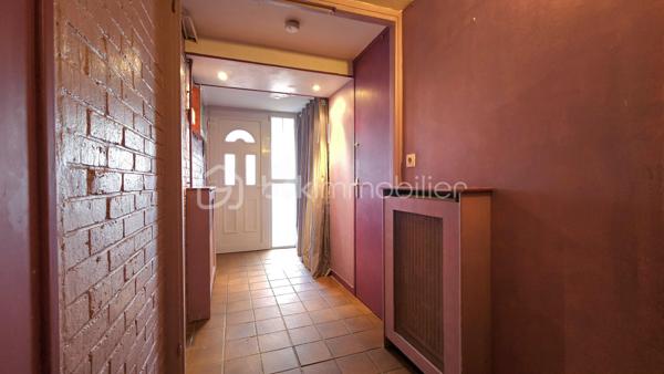 Vous recherchez un cadre de vie pratique, familial et lumineux ?
Découvrez cette maison mitoyenne de 78 m² Loi Carrez, fonctionnelle avec un extérieur idéal pour profiter des beaux jours.
Sa situation géographique idéale permet en 18 minutes à pied ou en seulement 5 minutes en bus d’accéder à la gare RER D.
Tout le parcours scolaire de la maternelle jusqu'au collège situé à proximité immédiate ainsi que les commerces de proximité.
Au rez-de-chaussée – Entrée & Annexes : Entrée fonctionnelle avec cellier et pièce de rangement.
Au 1er étage – Un espace de vie traversant (33 m²) : Un grand séjour baigné de lumière avec cheminée, ouvert sur une cuisine aménagée.
La pièce donne d'un côté sur un balcon et de l'autre sur un jardin avec terrasse et barbecue, parfait pour vos repas en extérieur.

Au 2ème étage – L'espace nuit : Deux chambres confortables, un bureau (idéal pour le télétravail ou une chambre d'enfant), une salle de bain avec WC et espace de rangement intégré.
Un garage fermé et deux emplacements de parking extérieurs complètent le bien.
** LES PLUS DE CE BIEN**
. Ravalement de façade récent, combles isolés, double vitrage PVC.
. DPE D Chauffage : Mixte (gaz, électricité et cheminée).
. Volets électriques au 2ème étage (manuels au 1er), électricité aux normes.